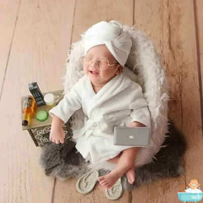 cape-de-bain-bebe-blanche-chic-lunettes