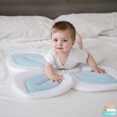 siege-pour-bebe-dans-le-bain-bleu-lit