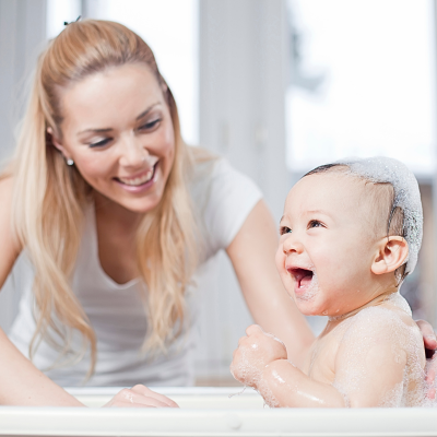 maman-bebe-bonheur-salle-de-bain