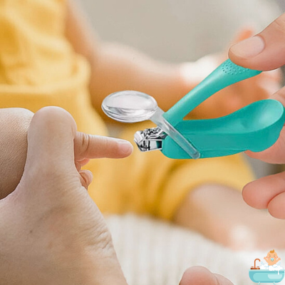 coupe-ongle-bebe-bleu-main