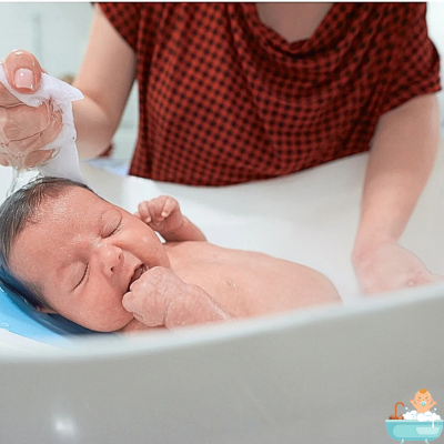 siege-pour-bebe-dans-le-bain-eponge-bleu-lavage